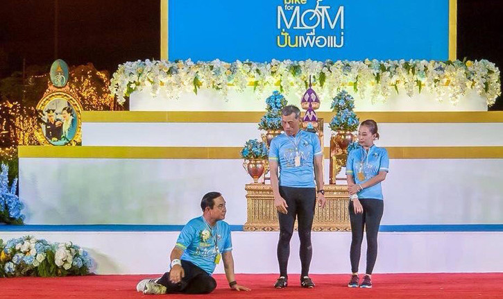 泰国人见了泰王不下跪会怎么样,泰国国王见了僧侣也要下跪为何