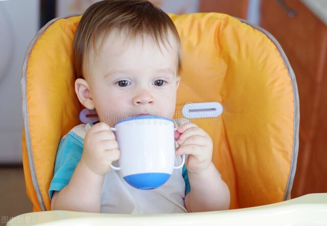 奶粉喂养宝宝怎么正确喝水,婴儿不喝水可以把奶粉调稀一点吗