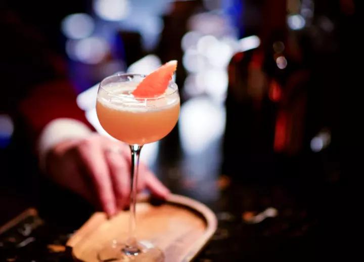 云南红葡萄烈酒怎么喝,云南红高原玫瑰全汁葡萄酒