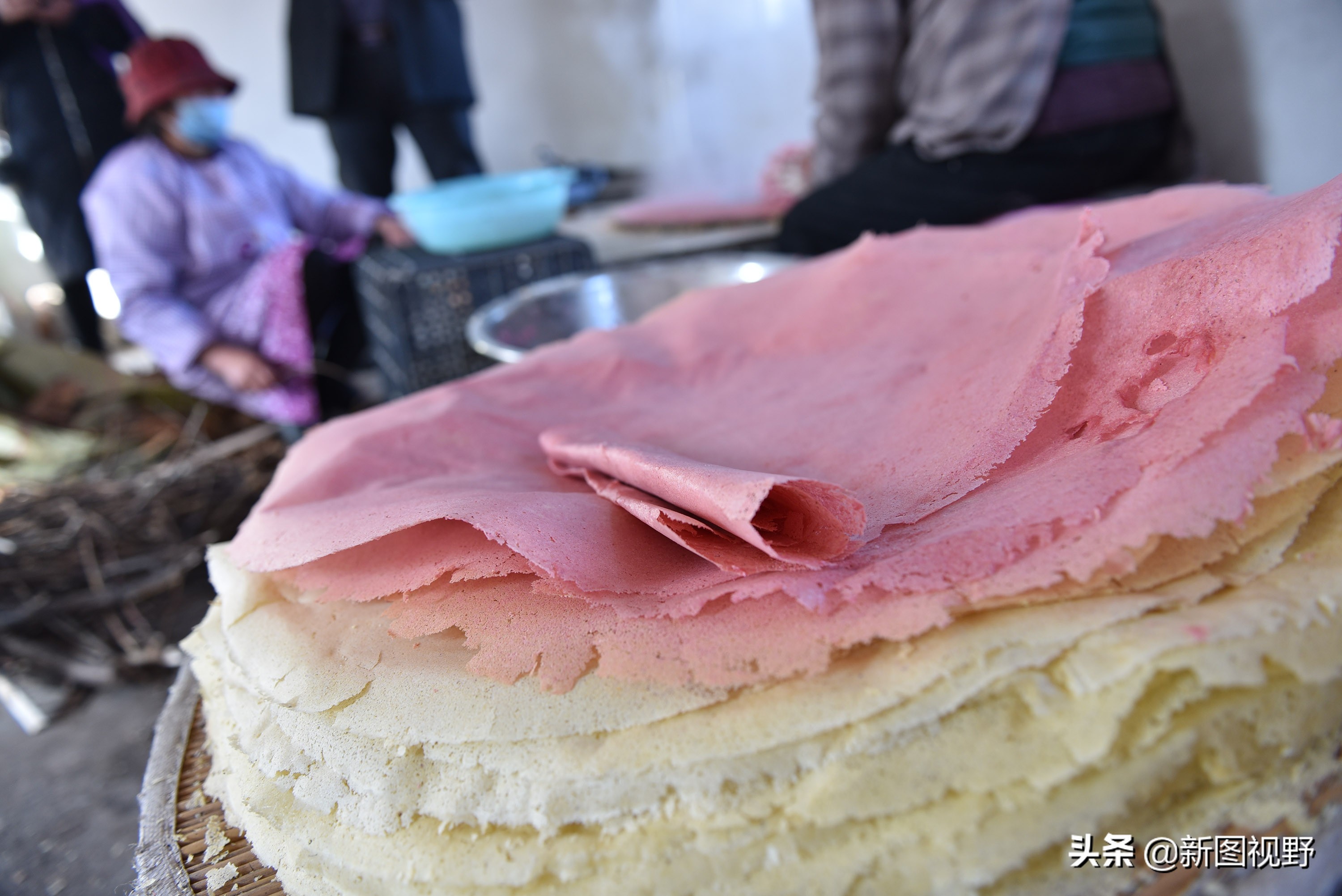 山东农村大妈手工摊煎饼视频,纯手工农村煎饼大姐