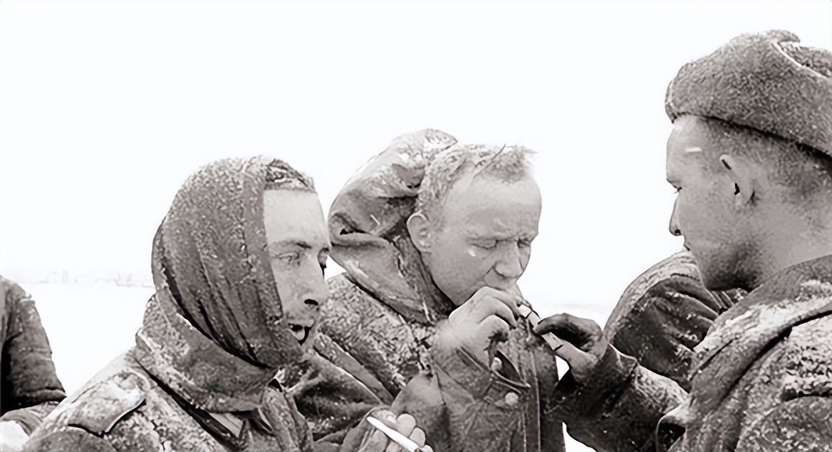 320名纳粹漂亮女兵：怕被苏军报复，狂欢后集体选择自杀