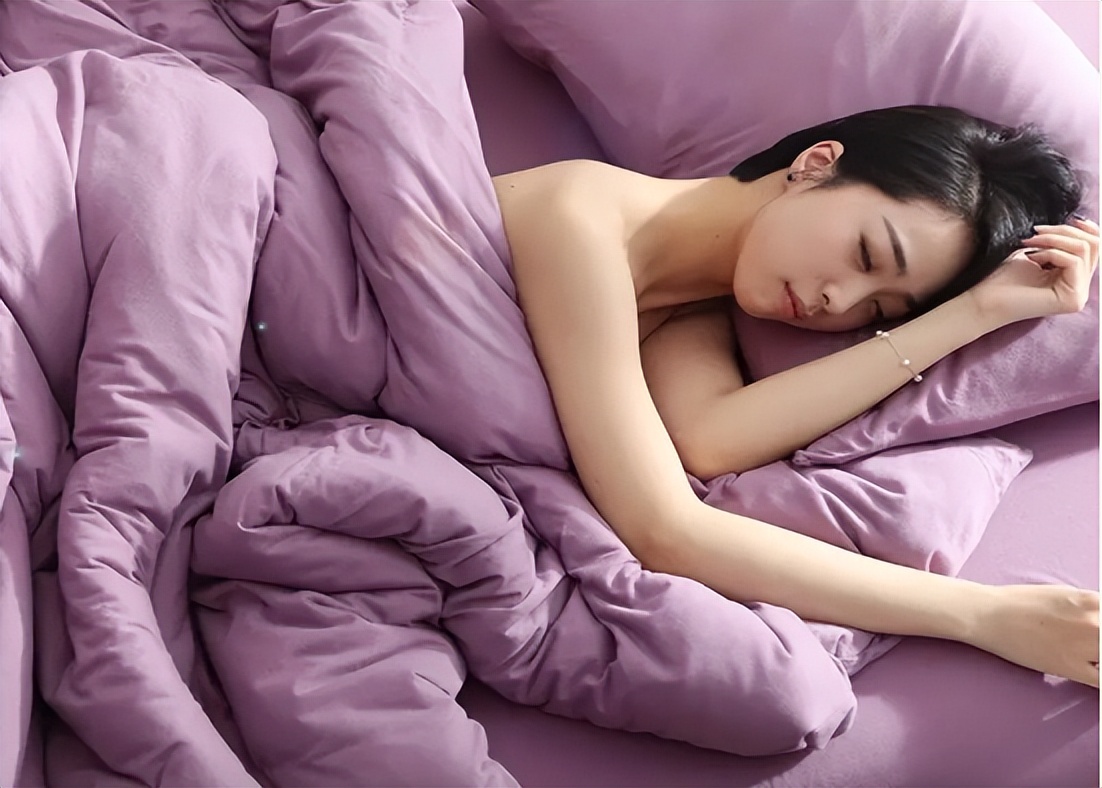 女生裸睡要穿内裤嘛,女生裸睡要穿背心和内裤吗