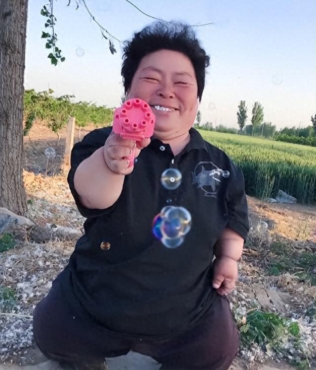 侏儒网红嫁了一个1米8的老公,广州网红侏儒嫁大学生