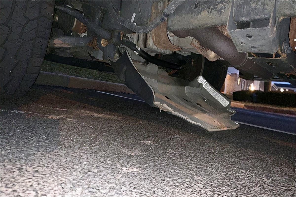 汽车发动机护板什么材质的安全,塑钢发动机护板安全隐患