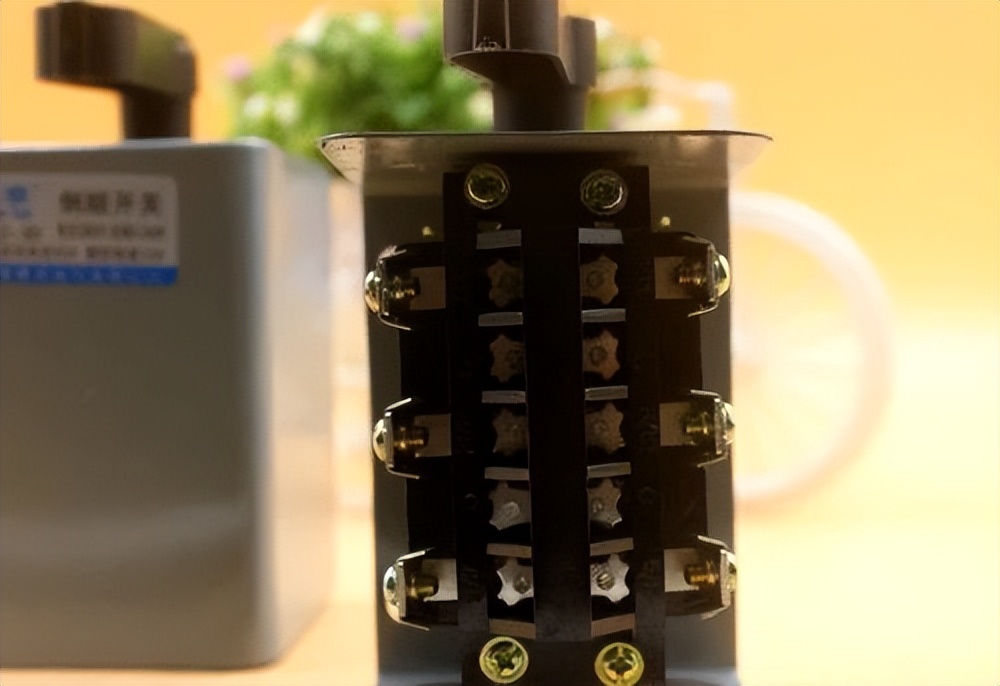 三相倒顺开关怎么接两相电,三相改二相倒顺开关接线图