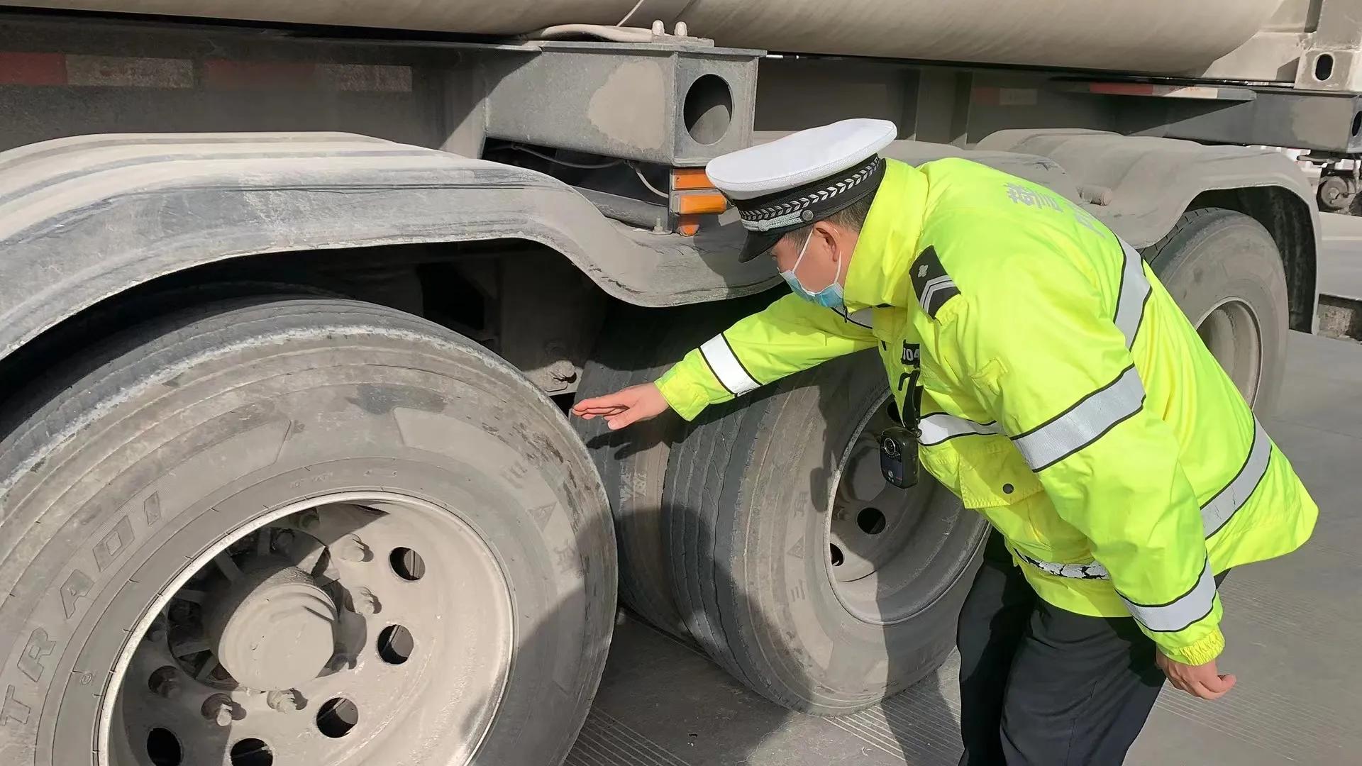 公安春节不打烊民警在岗保平安,县交警圆满完成春节安保任务