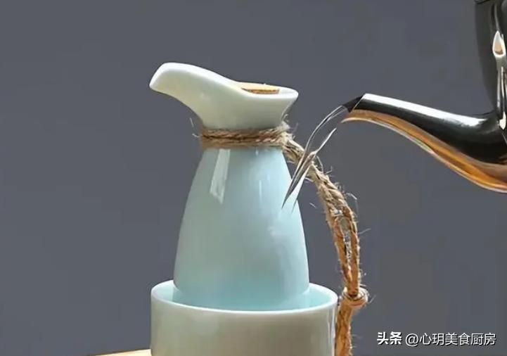 往白酒里倒潮湿的东西,往白酒里倒水能喝么