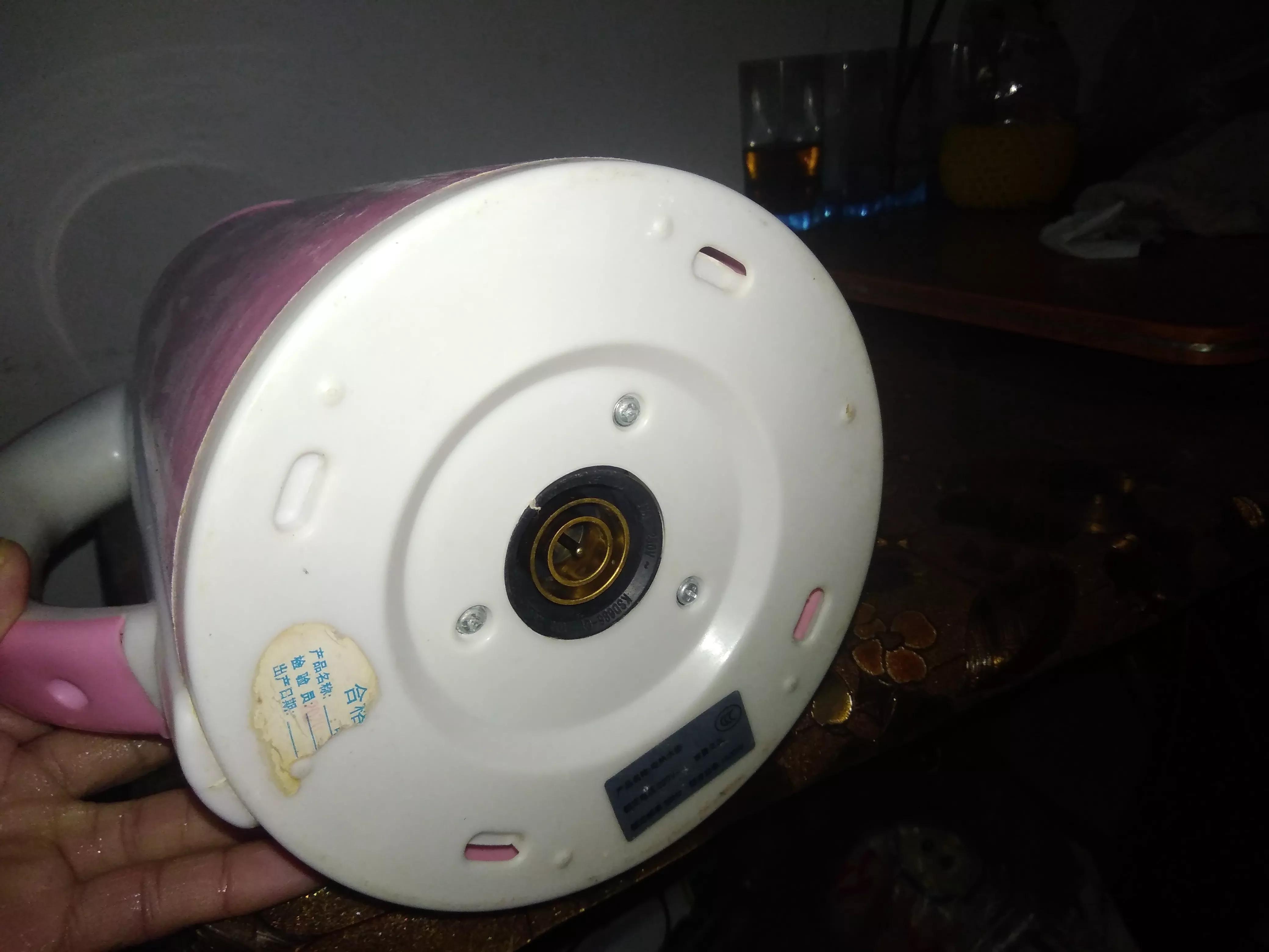 电水壶不亮灯也不烧热水,电水壶一加热就断电