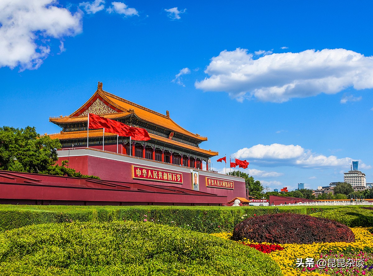 五星红旗迎风飘扬,中华民族经久不衰,伟人事迹也永载史册!