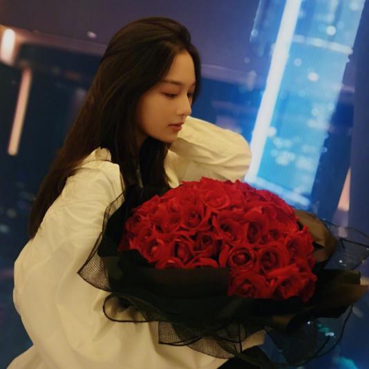 张馨予晒出老公何捷照片帅气迷人,张馨予和老公何捷婚后齐露面