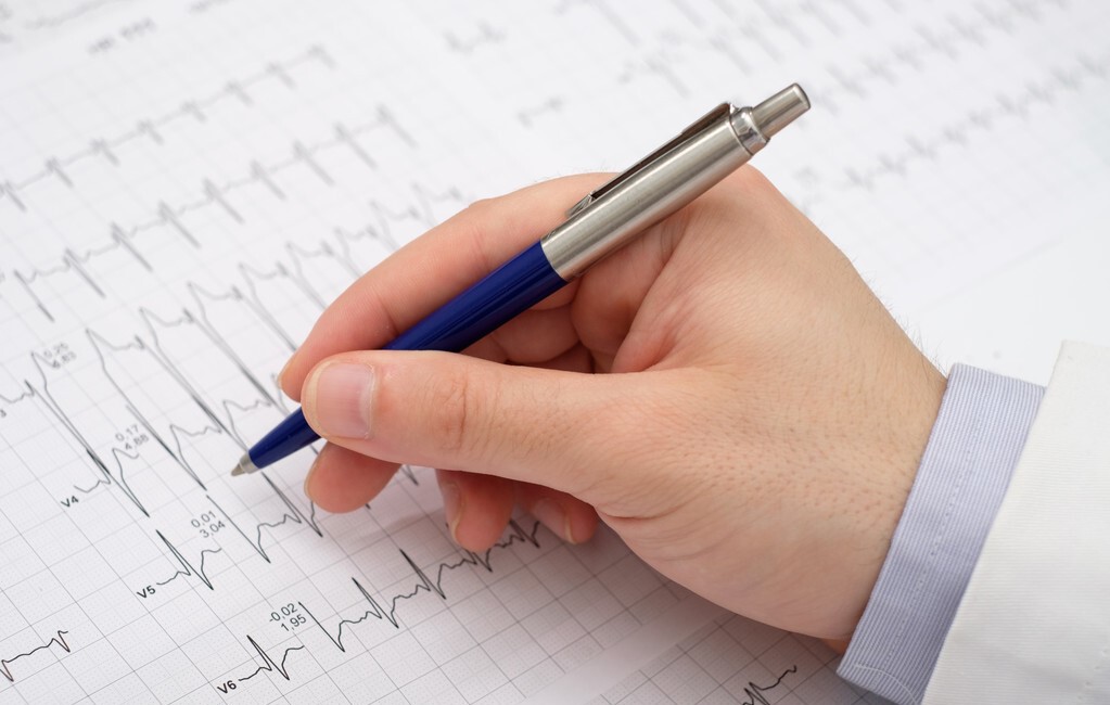 心脏出现早搏跑步心跳加快,心脏早搏会导致身体抽搐