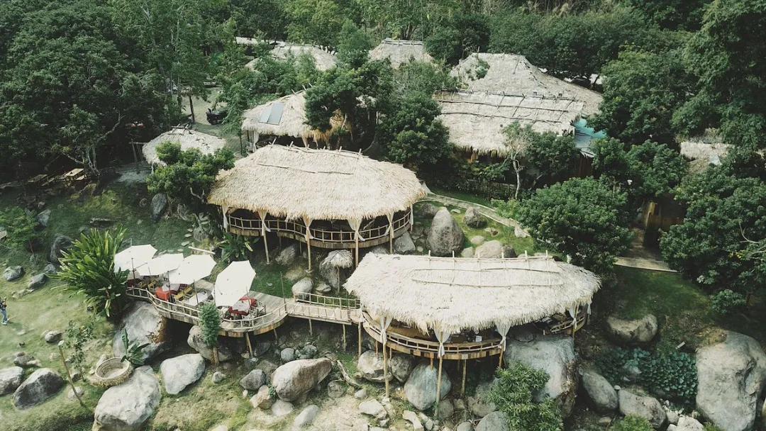 StayWildCafe在清迈瀑布附近设有木制小屋，非常适合逃离城市