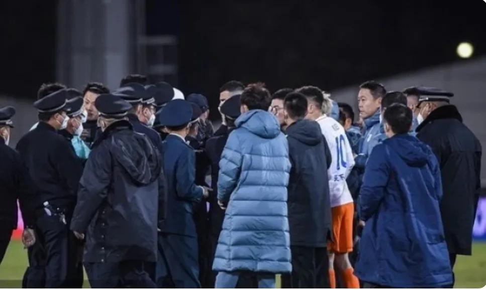 山东泰山赢球教练组反应,山东泰山遭争议判罚球迷现场开骂