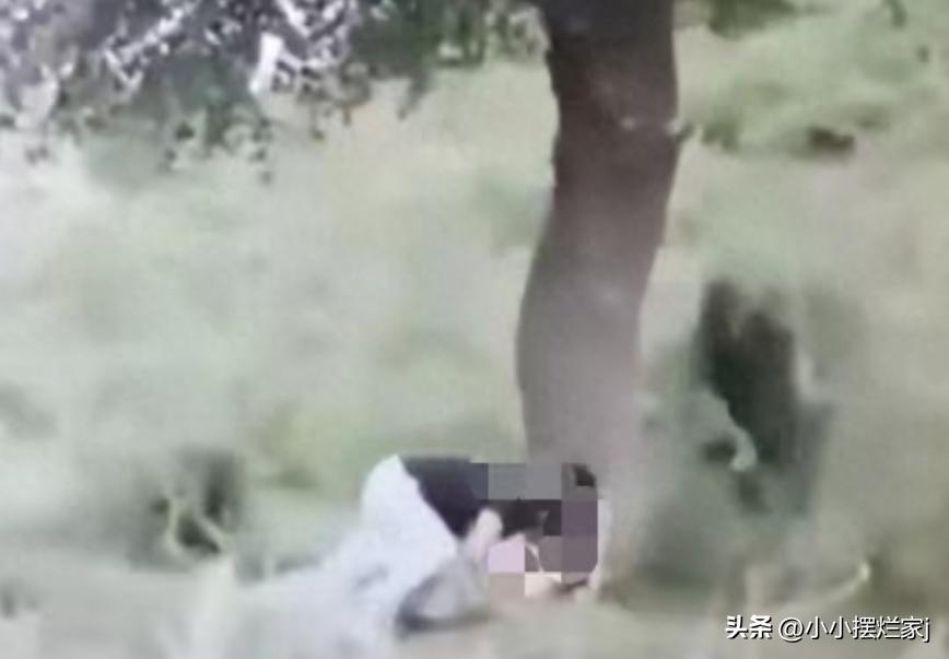 情侣在外面打闹,情侣被摄像机拍到