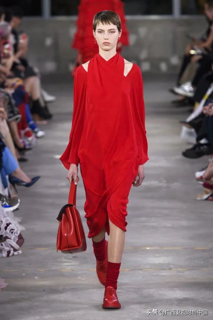 快过年了还是穿红色喜庆点,快过年了买件红色的衣服