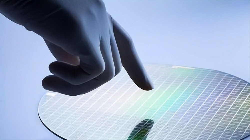 美国专家：中国不要执迷不悟，如果继续研发芯片，将遇到经济危机