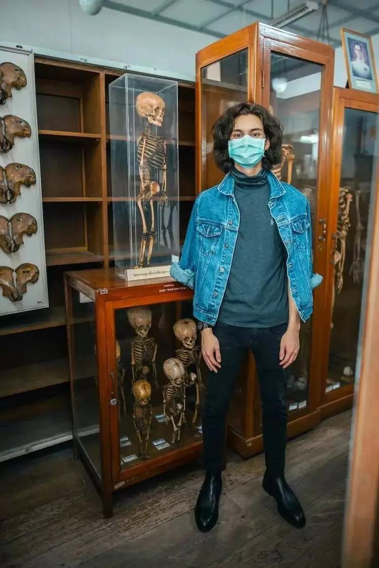 直播卖人骨？22岁美国网红大学生遭网友谴责，家里堆满上百具遗骸