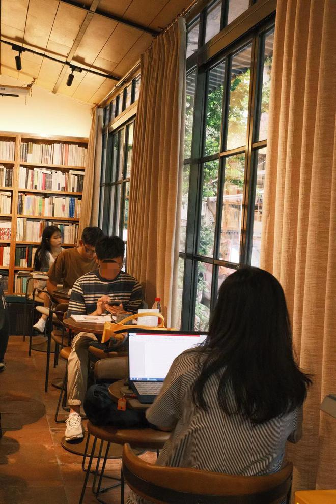 佛山70后老板打造300平书店弧形落地窗美翻了