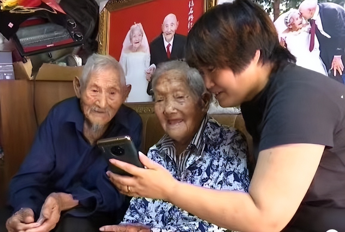 上海老太太在足疗一年消费三百万,60岁老太足浴店消费300万