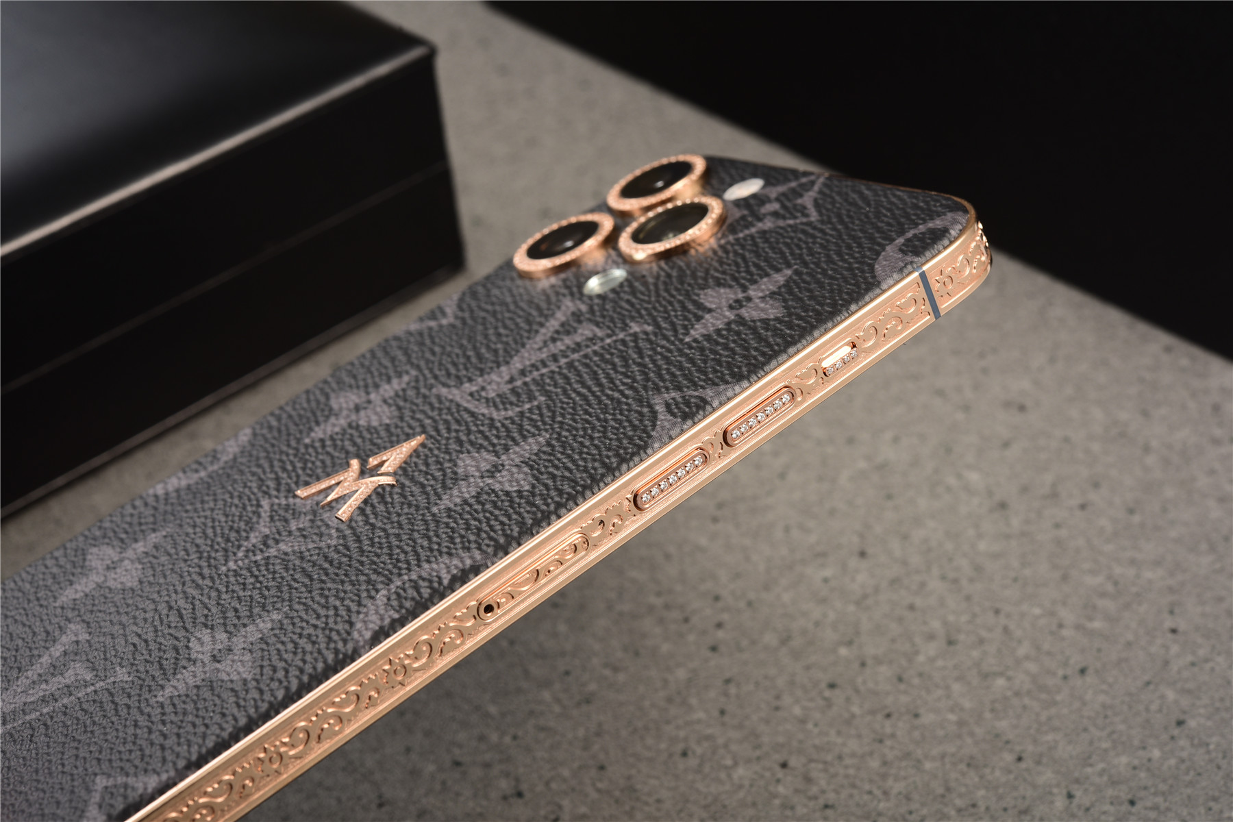 lv定制的iphone13pro价格,纯金打造的iphone13pro