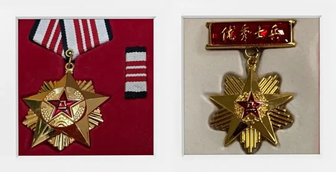 小学老师将体育课融入军事战术课,将学生军事训练融入养成教育