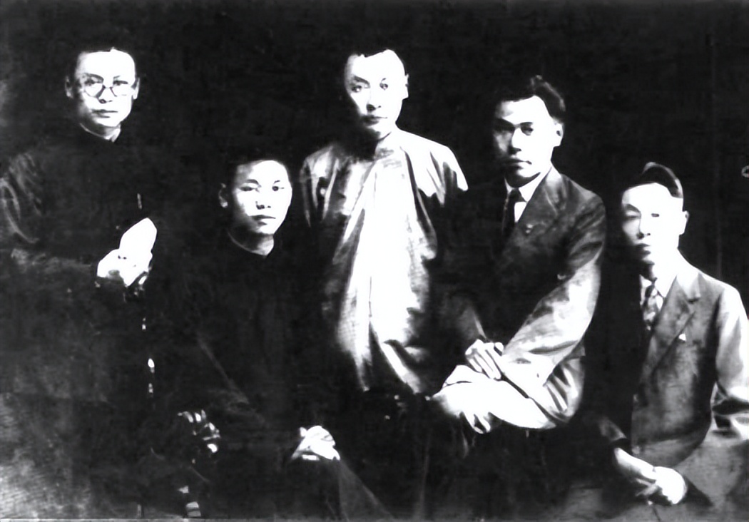 1962年陈毅返乡探母，发现母亲正在藏什么东西，看清后，泪如雨下
