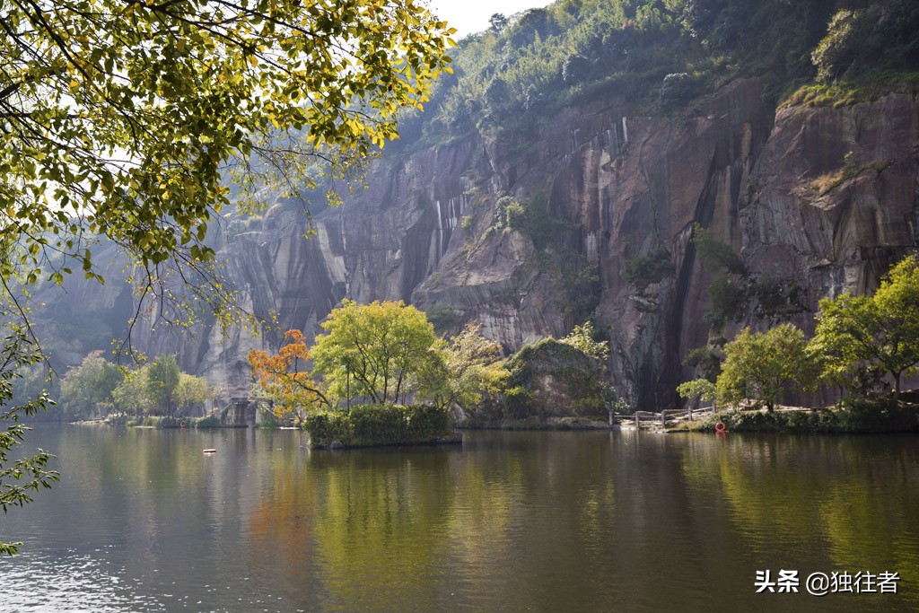 勿谓湖小，天在其中，浙江三大名湖之一，绍兴东湖