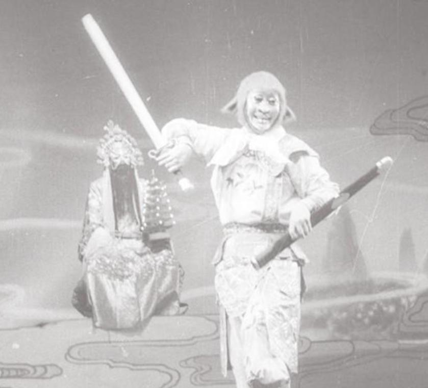 六小龄童哭灵,六小龄童送别大师兄