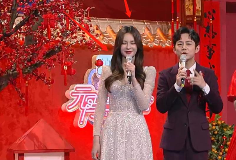 湖南元宵晚会：张小斐深V开到肚脐，AB假唱明显，50岁杨钰莹赢了