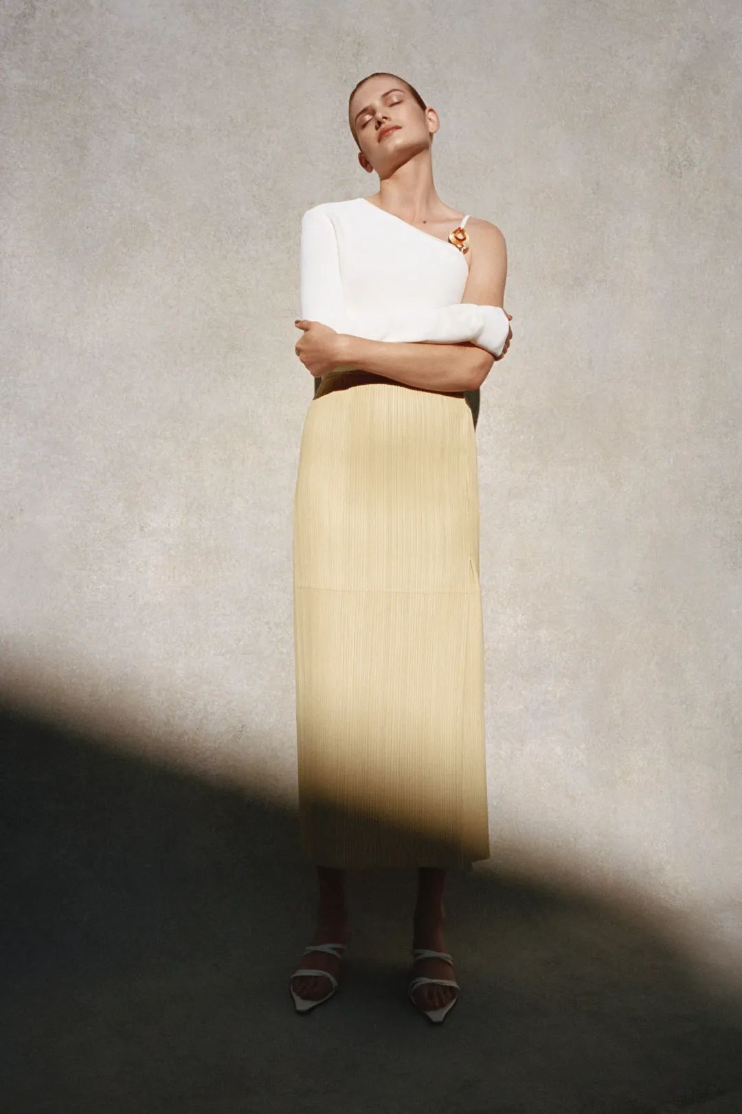 孟晚舟穿的白色连衣裙是什么品牌,孟晚舟同款连衣裙大码