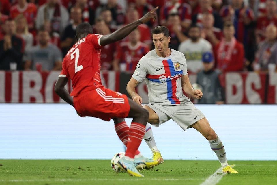 拜仁莱万诺伊尔,莱万踢伤马内