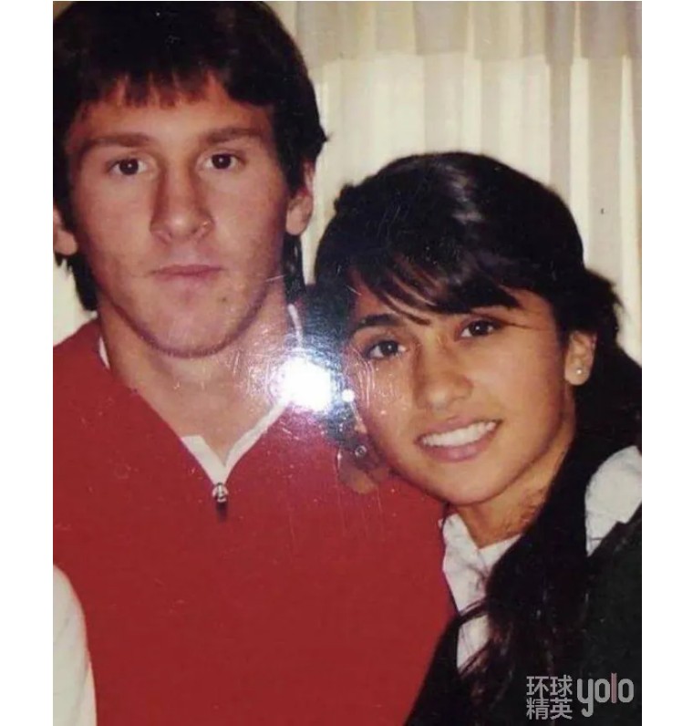 梅西和他的老婆赛后坐领奖台,梅西夺冠和妻子拥抱