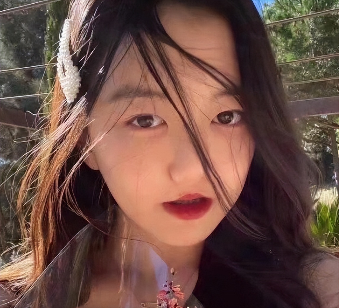 16岁李嫣现身瑞士超市，穿棒球服过季棉靴不如从前，疑生活变拮据