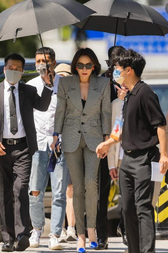 刘嘉玲戴天价皇冠却穿牛仔裤,刘嘉玲戴的百达翡丽