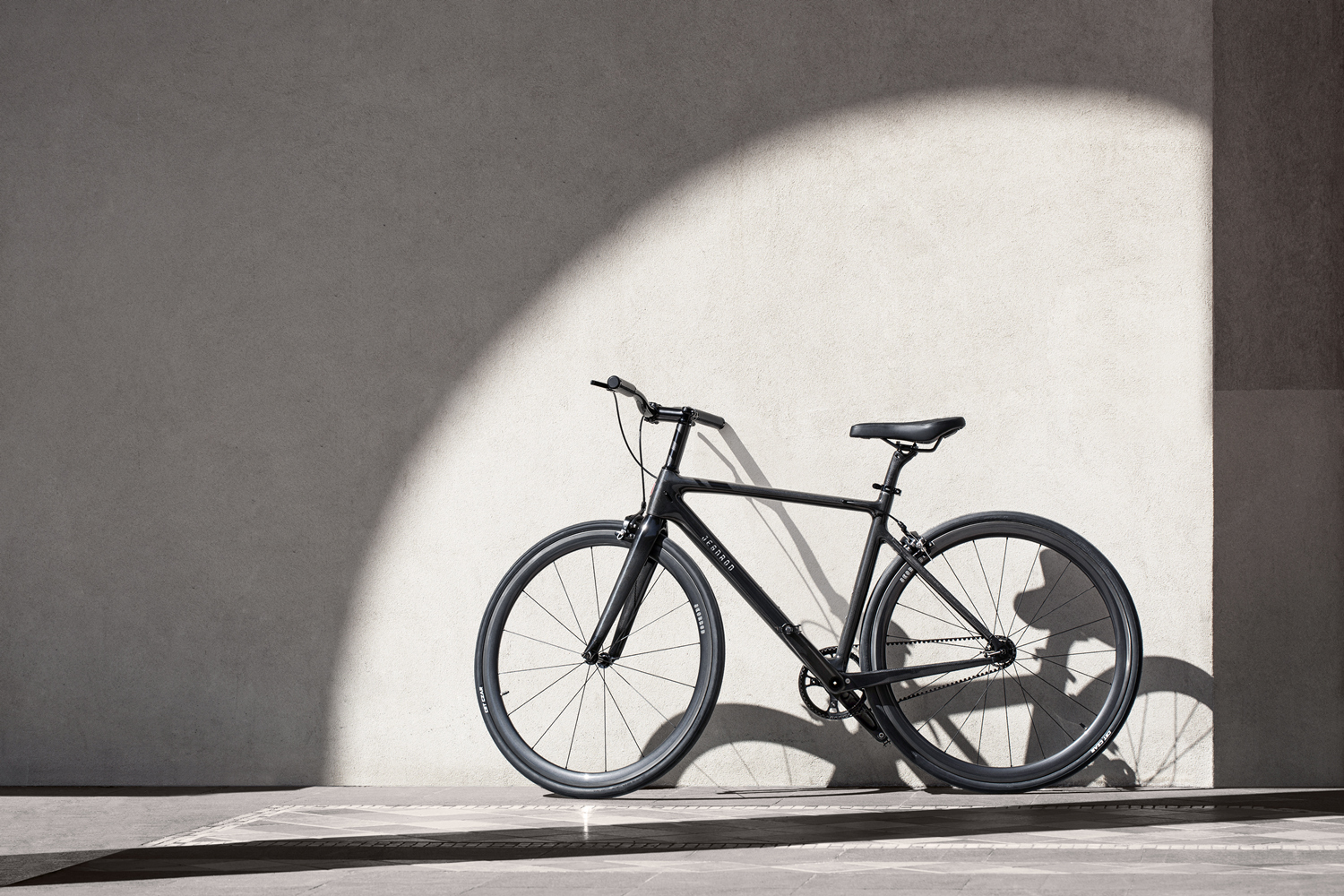 车轮划过优雅轨迹，集鹿都市轻骑自行车，引领畅享高品质生活