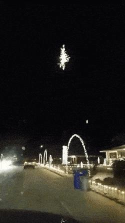 妹子注意点吧，你这姿势太不雅观了，在公共场合还是收敛点吧。