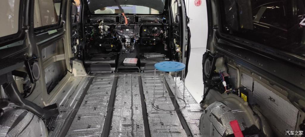 青岛奔驰商务威霆改装联系方式,威霆改装迈巴赫内饰