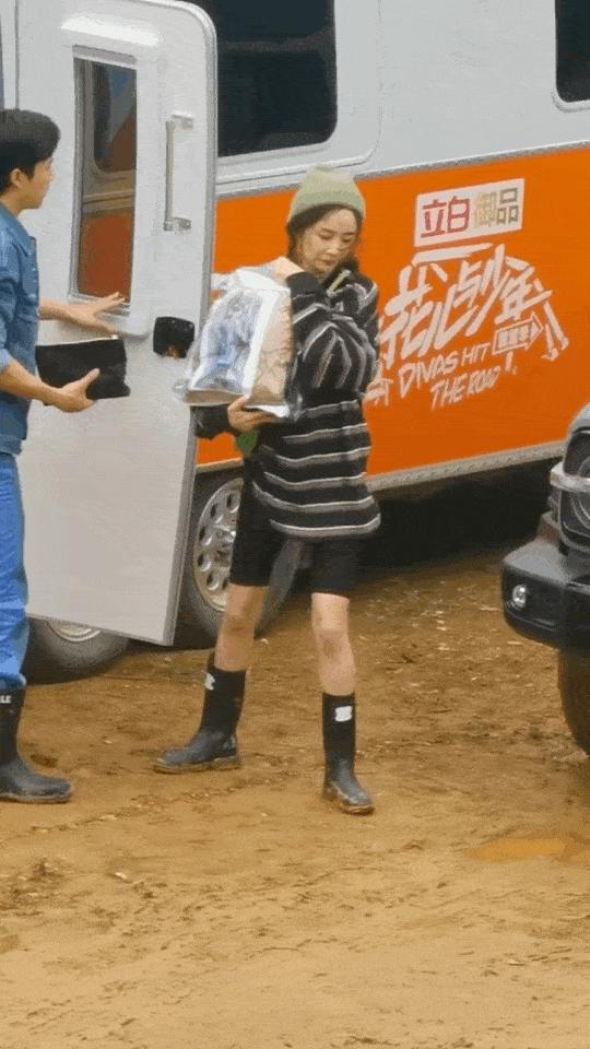 杨幂娜扎同系列套装,杨幂娜扎抢眼