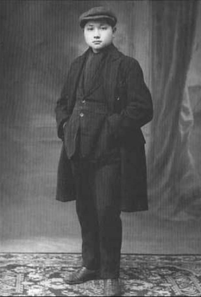 76年总理逝世，谁致悼词引争议，*剑英叶**拍板：论资历只有一人合适