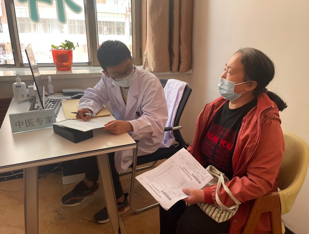 健康义诊进社区温馨服务暖人心,家门口的中医馆爱心义诊