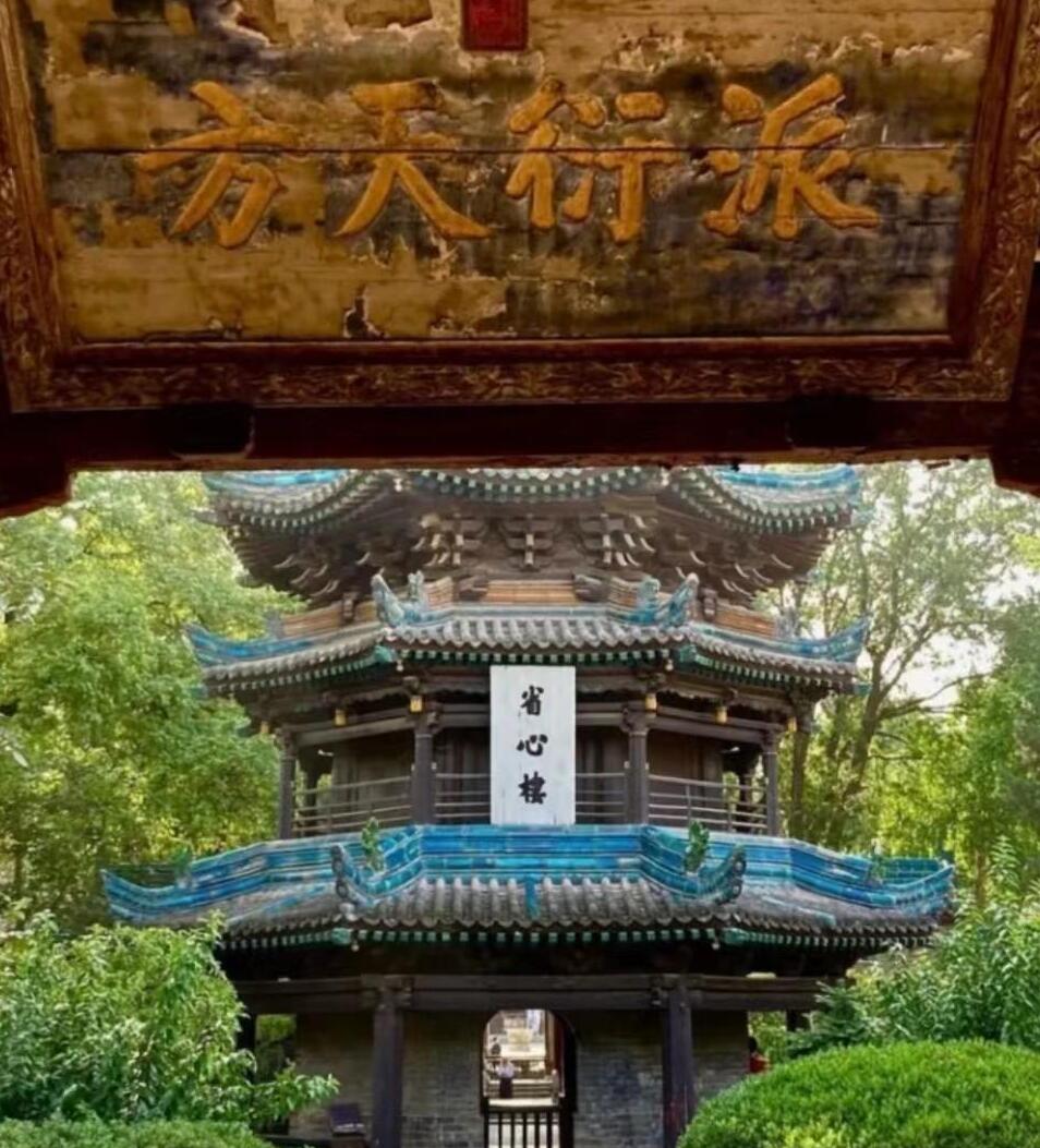 祠堂匾额上的“岩牌”是什么意思？