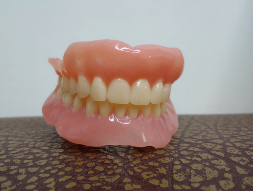 老年人缺失牙怎样治疗,年轻人全口缺牙不能种植怎么办