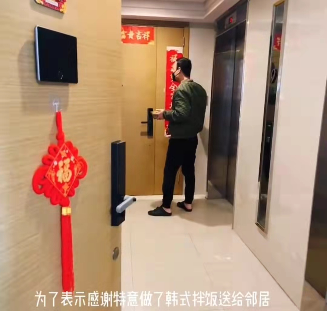 韩国小伙送邻居2箱菜，邻居回赠韩式拌饭，网友：远亲不如近邻