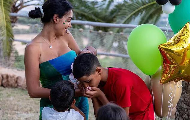 C罗长子12岁生日，女友乔治娜主持派对，产后恢复更显女人味