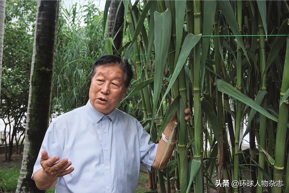 这位二十大代表常年在一线摸爬滚打，参会“穿正装不自然”