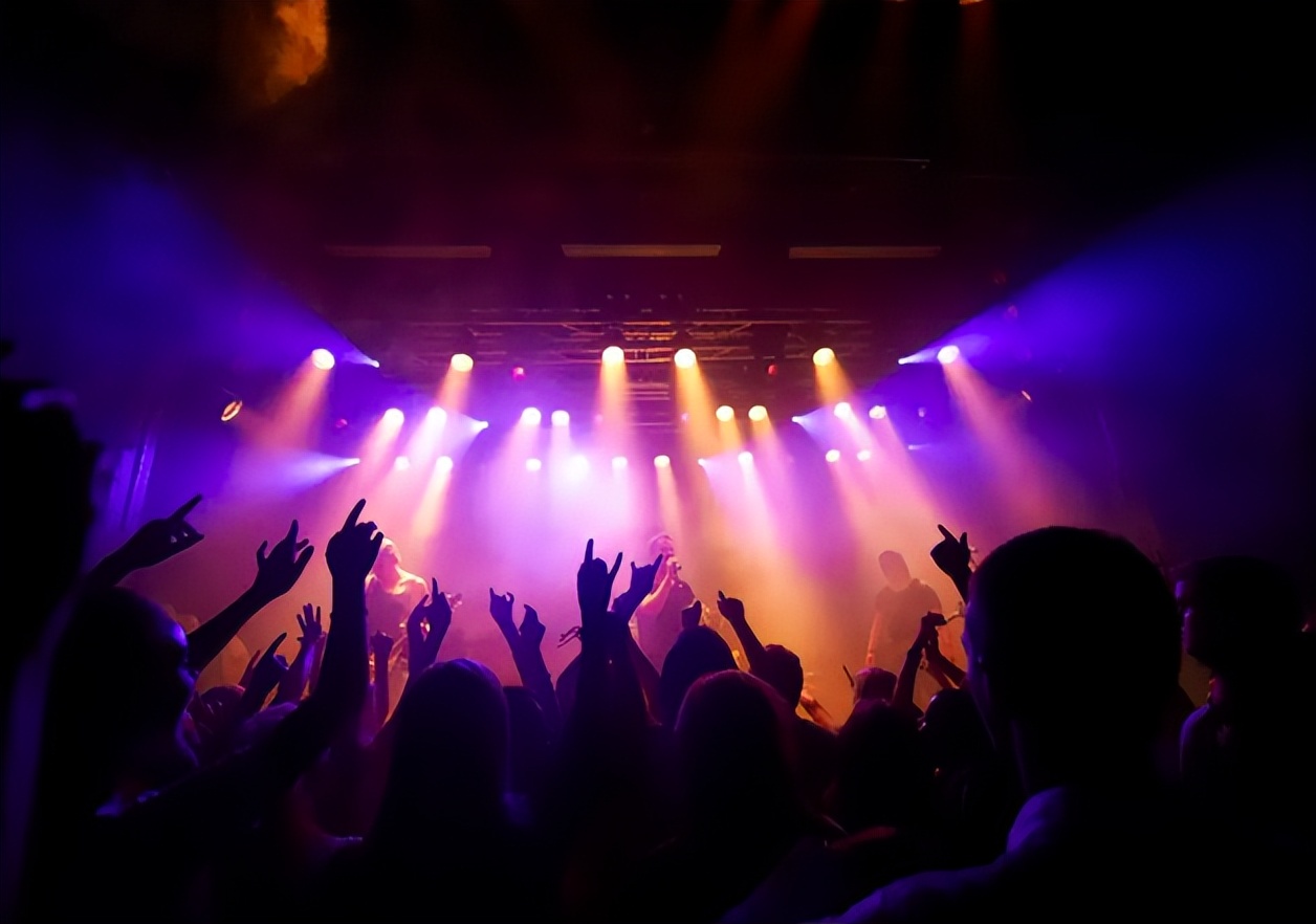 “那晚,我为什么要去泡酒吧?”疫情背后的夜店文化真相|文化纵横