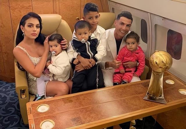 c罗和乔治娜遛娃,c罗乔治娜遛娃