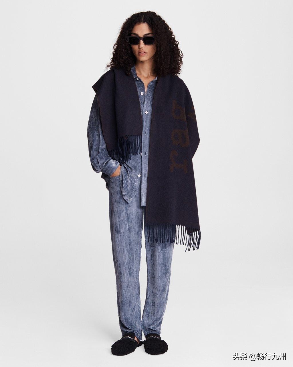 秋冬流行的大牌围巾,必备的三款颜色围巾