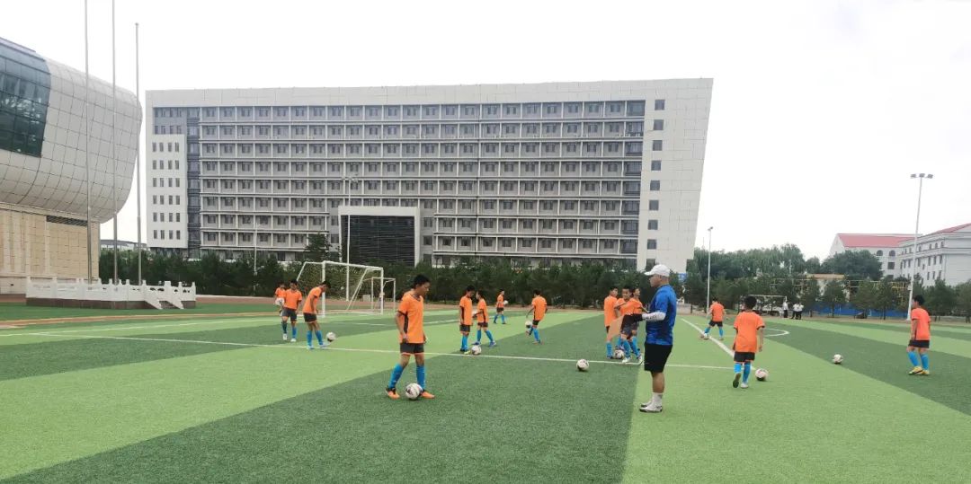 足球青训训练的精彩回顾视频,足球青训先练基本功还是先比赛