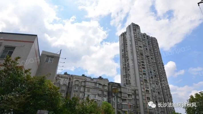 长沙法拍房锑都家园186平毛坯5房6楼97W，低于市场34W顶楼复式